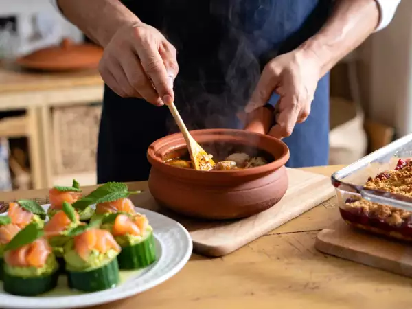 Menú diario, 14 de agosto: pepinos rellenos, cazuela de pollo y tarta crumble de frutos rojos