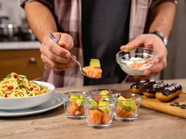 Menú diario, 17 de agosto: copitas de dos salmones, spaguetti de ajo y guindilla, y eclairs de chocolate