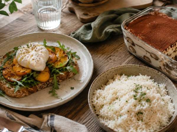 Menú vegetariano, 12 de agosto: tostas de melocotón, arroz basmati y tiramisú italiano
