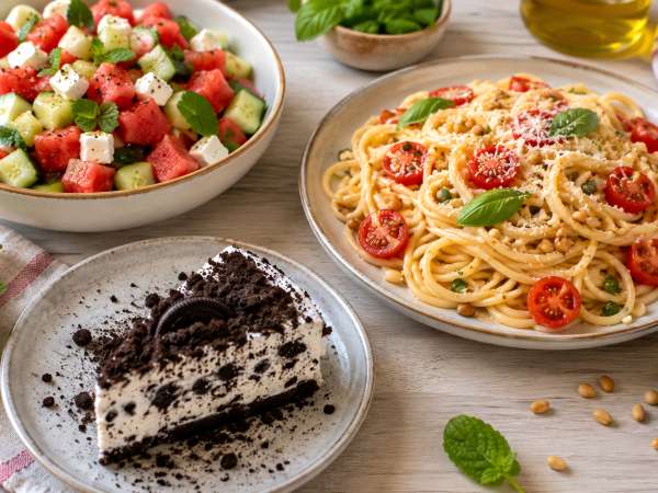 Menú vegetariano, 14 de agosto: Ensalada de sandía y pepino, espaguetis con tomate cherry y tarta helada de galletas