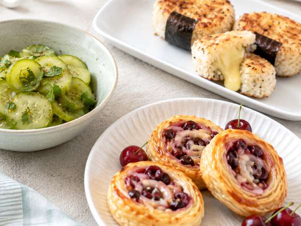 Menú vegetariano, 18 de agosto: Pepinos agridulces, onigiri rellenos de queso y hojaldre con cerezas y leche condensada