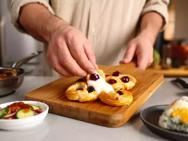 Menú vegetariano, 18 de agosto: Pepinos agridulces, onigiri rellenos de queso y hojaldre con cerezas y leche condensada