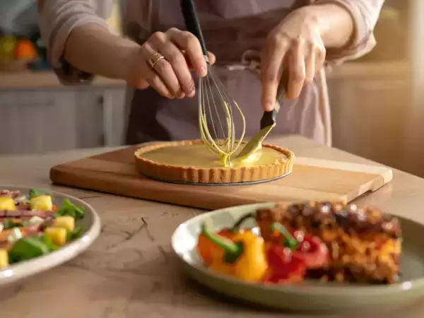Menú diario, 18 de agosto: ensalada hawaiana, pimientos rellenos y tarta semifrío de limón