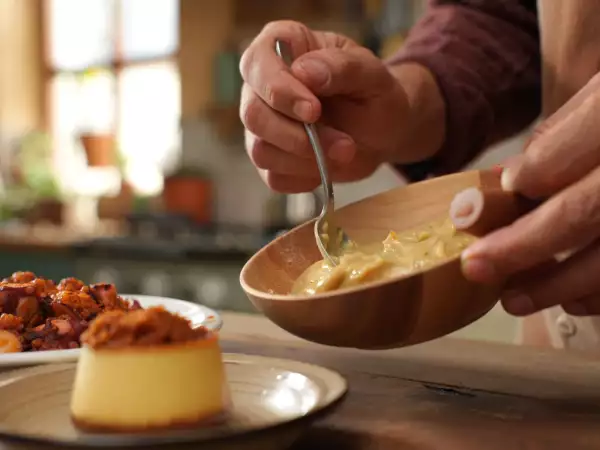 Menú diario, 20 de agosto: salmorejo cordobés, pulpo en cebolla y pudin tradicional