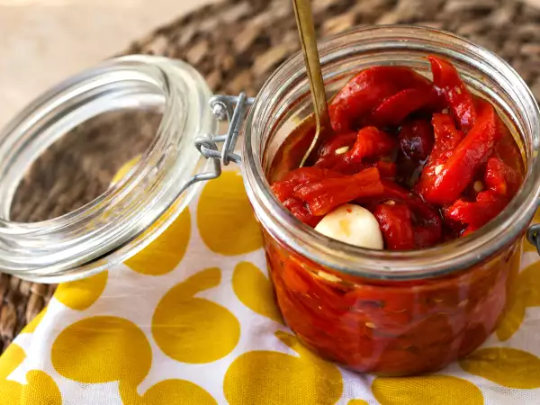 El truco de los pimientos asados que mejora cualquier ensalada de verano: más dulces, jugosos y fáciles de pelar