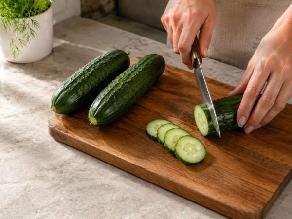 Por qué el pepino repite a algunas personas y tres formas de hacerlo más amable