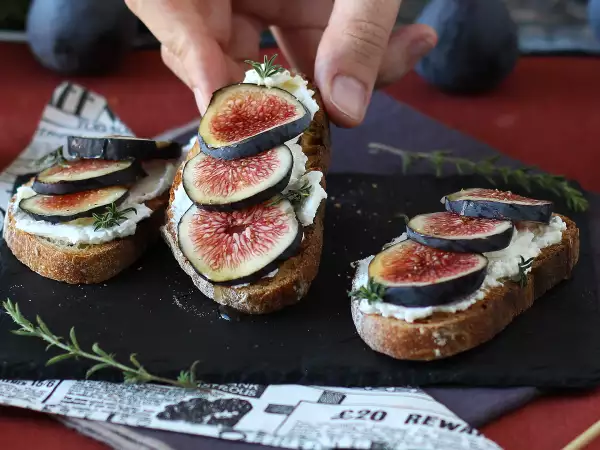 Bruschetta con higos, miel y queso fresco: la combinación cremosa y crujiente que triunfa en el aperitivo