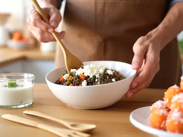 Menú vegetariano, 21 de agosto: Sopa de ajo, ensalada de lentejas y trufas de zanahoria y coco