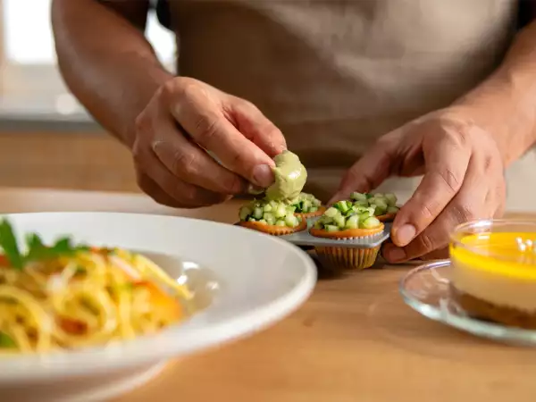Menú vegetariano, 22 de agosto: Cupcakes de pepino y hummus, espaguetis con queso y limón y Cheesecake sin cocción