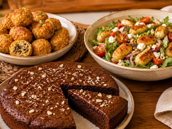 Menú vegetariano, 23 de agosto: Bolitas de maíz, ensalada de ñoquis y tarta húmeda de chocolate y almendra