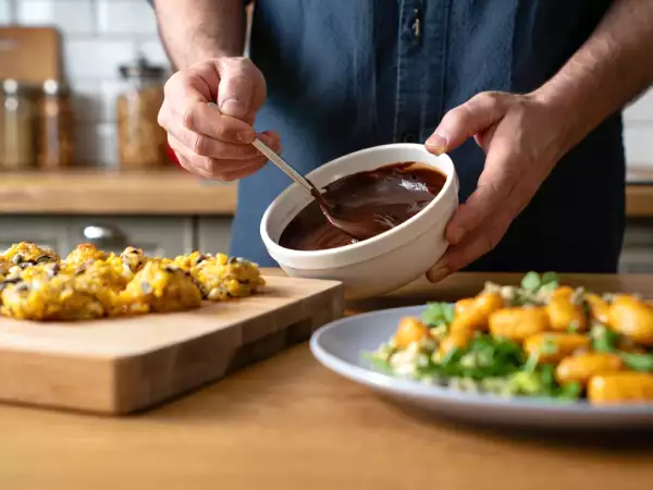 Menú vegetariano, 23 de agosto: Bolitas de maíz, ensalada de ñoquis y tarta húmeda de chocolate y almendra