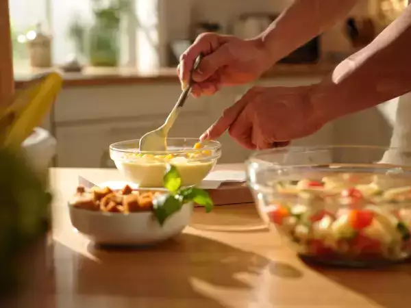 Menú vegetariano, 25 de agosto: Sopa de tomate y pan, ensalada de pasta y helado de mango sin heladera