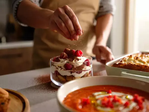 Menú vegetariano, 27 de agosto: Salmorejo de pimientos del piquillo, crinkle cake salado y tiramisú de frambuesas