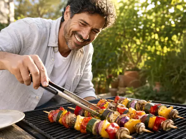 Cómo disfrutar de una barbacoa más saludable: claves para cocinar entre brasas y humo