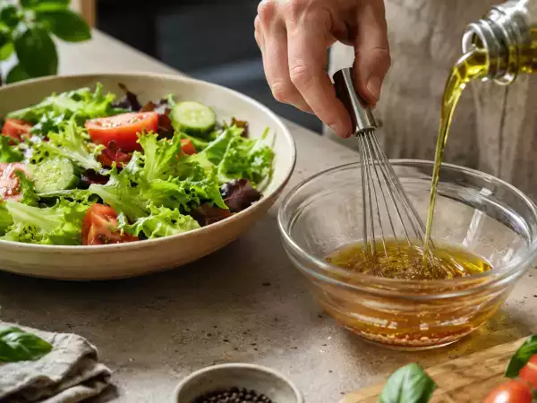 ¿En qué orden hay que aliñar una ensalada? Parece obvio, pero no lo es