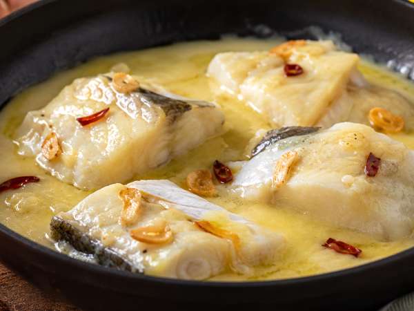 Bacalao al pil-pil tradicional: cómo ligar la salsa sin que se corte