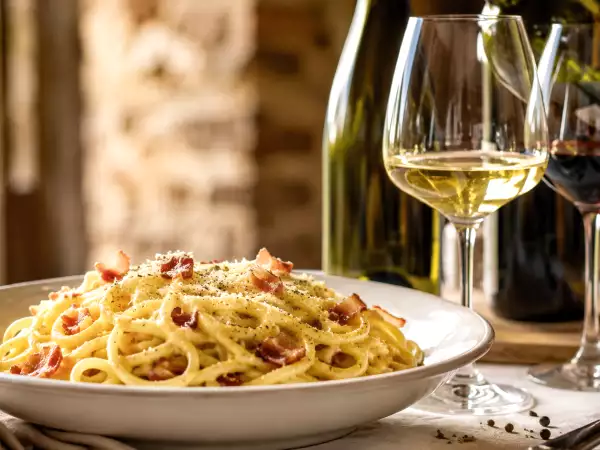 ¿Qué vino abrir con una carbonara? No todos los tintos y blancos funcionan igual
