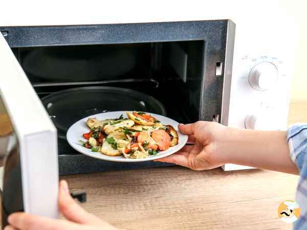 ¡Estos son los alimentos que debes evitar calentar en el microondas!