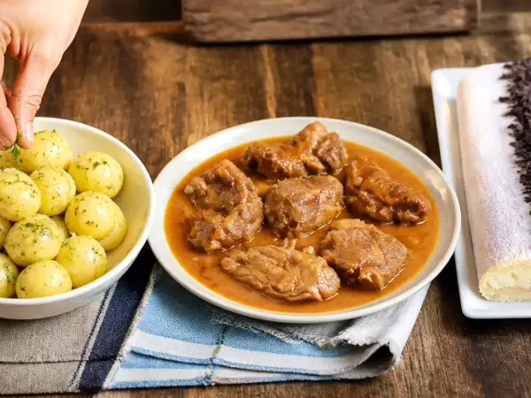Menú diario, 21 de septiembre: patatas salteadas, caldereta de cordero y brazo de mousse de queso