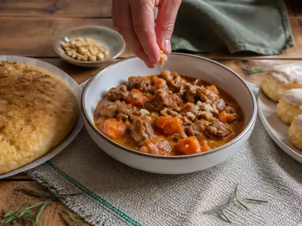 Menú diario, 26 de septiembre: focaccia de romero, estofado mafé y petisú relleno