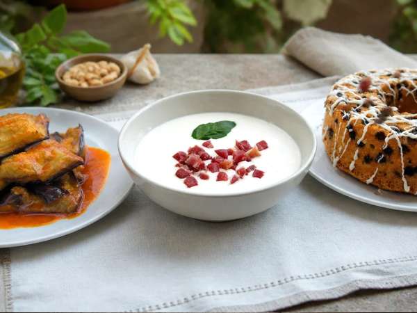 Menú vegetariano, 21 de septiembre: Ensalada de berenjenas, ajoblanco y bizcocho de yogur