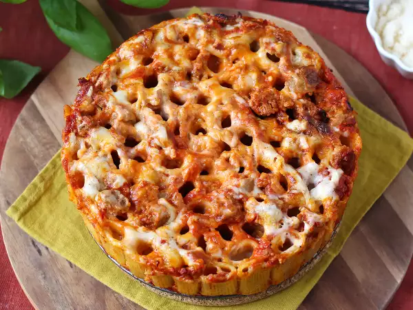 Timbal de rigatoni al horno: la pasta del domingo que se corta como una tarta