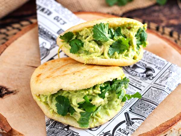 Arepa colombiana o venezolana: sus diferencias y siete tipos que merece la pena probar