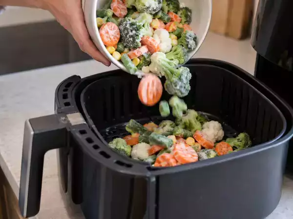 Verduras congeladas en la freidora de aire: ¿hay que descongelarlas antes de cocinarlas?