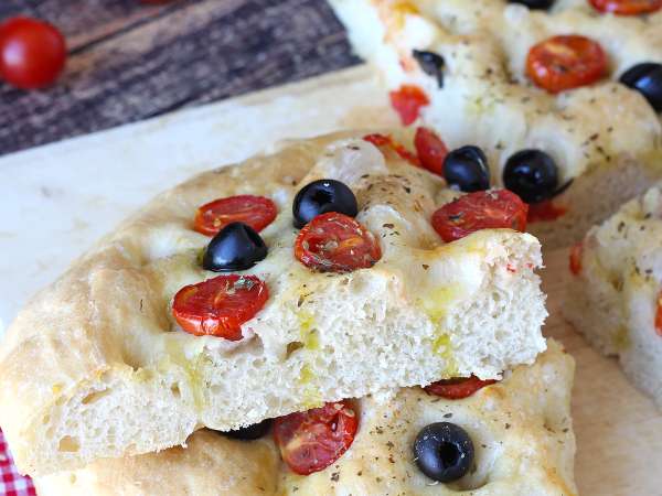 Focaccia esponjosa con tomates cherry y aceitunas: cómo conseguir una miga aireada