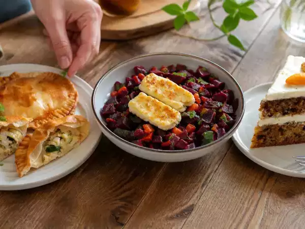 Menú vegetariano, 14 de octubre: Empanadillas con calabacín, ensalada de remolacha con halloumi y carrot cake
