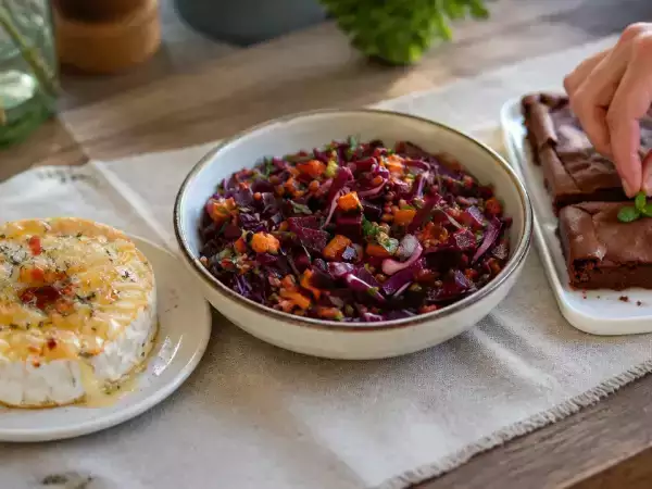 Menú vegetariano, 18 de octubre: Camembert al horno con miel y tomillo, ensalada de lentejas y pastel de chocolate y calabaza