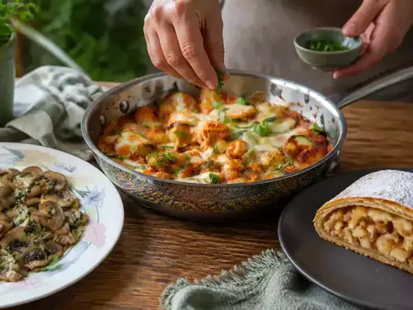 Menú vegetariano, 21 de octubre: Champiñones con ajo y perejil, ñoquis gratinados y strudel de manzana