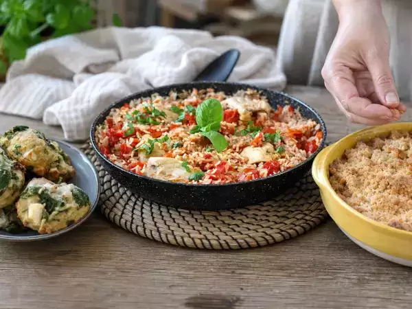 Menú diario, 8 de octubre: galletas saladas de feta, arroz con pollo y crumble de manzana