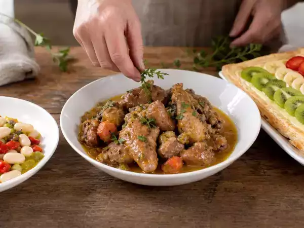 Menú diario, 17 de octubre: ensalada de judías blancas, conejo con castañas y tarta de kiwi, plátano y fresas