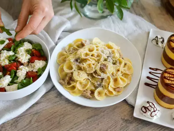 Menú diario, 20 de octubre: stracciatella casera, farfalle con atún y tartitas de flan