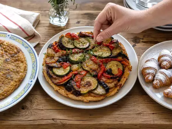 Menú diario, 24 de octubre: tortilla de champiñones, tarta tatin de verduras y croissants de leche condensada