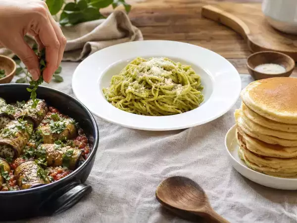 Menú diario, 27 de octubre: involtini de berenjenas, carbonara de aguacate y pancakes esponjosos