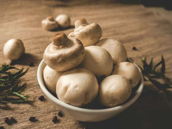 ¿Hay que pelar los champiñones antes de cocinarlos?
