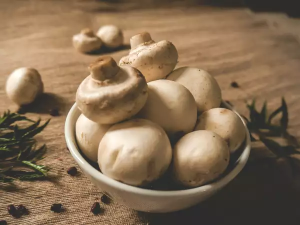 ¿Hay que pelar los champiñones antes de cocinarlos?