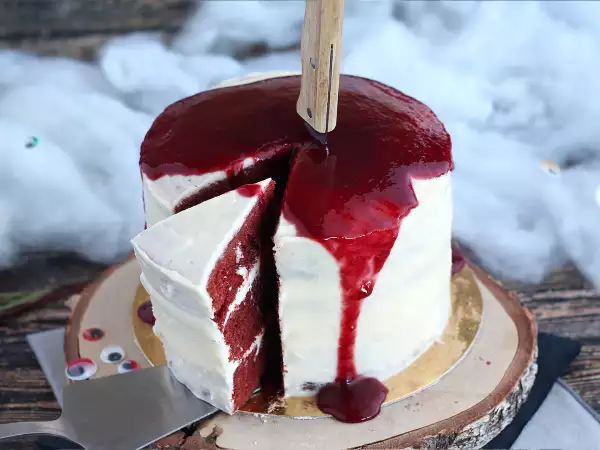 Tarta Red Velvet para Halloween: tres capas de bizcocho rojo y una decoración de miedo