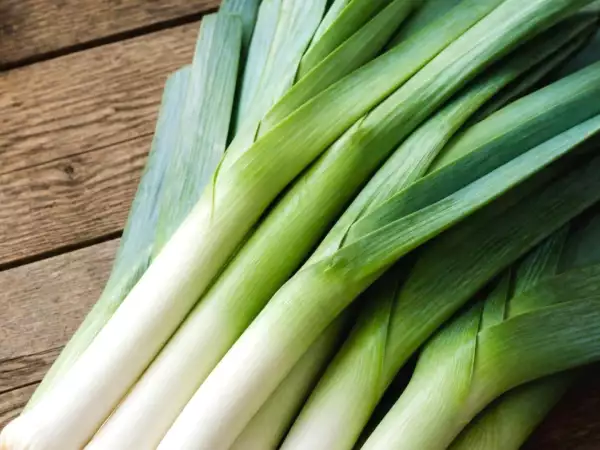 La parte verde del puerro también se come: cómo limpiarla y aprovecharla en la cocina