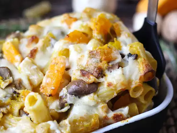 Calabaza, setas y bechamel: una pasta al horno para volver a encender el horno
