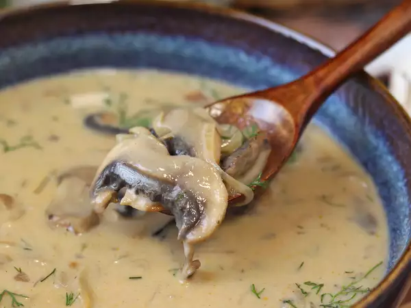 Esta sopa húngara de champiñones es tan cremosa que querrás repetir