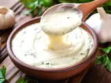 Artículos: La salsa de ajo cremosa que todos llaman alioli (y casi nadie hace bien)