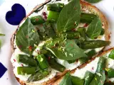 Artículos: La tosta primaveral con espárragos y ricotta que apetece a cualquier hora: fresca, cremosa y lista en pocos minutos