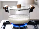 Artículos: No necesitas medir el agua: el truco sencillo para conseguir un arroz suelto que casi nadie usa.