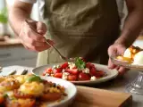 Artículos: Menú del día, 10 de junio: ensalada fresca, patatas gratinadas y melocotón melba