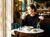 Artículos: La teoría de la mesa para una: por qué comer solo ya no parece una derrota, sino un pequeño lujo