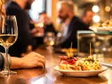 Artículos: El origen de la tapa: Un plato pequeño para una historia enorme