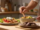 Artículos: Menú diario, 22 de junio: frescura y sabor con ensaladilla, gyros y galletas